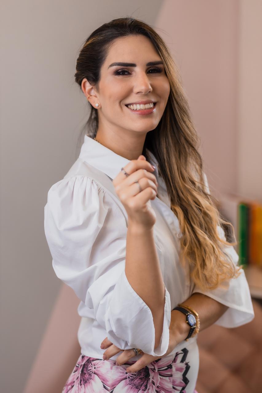 Dra. Aline em seu consultório