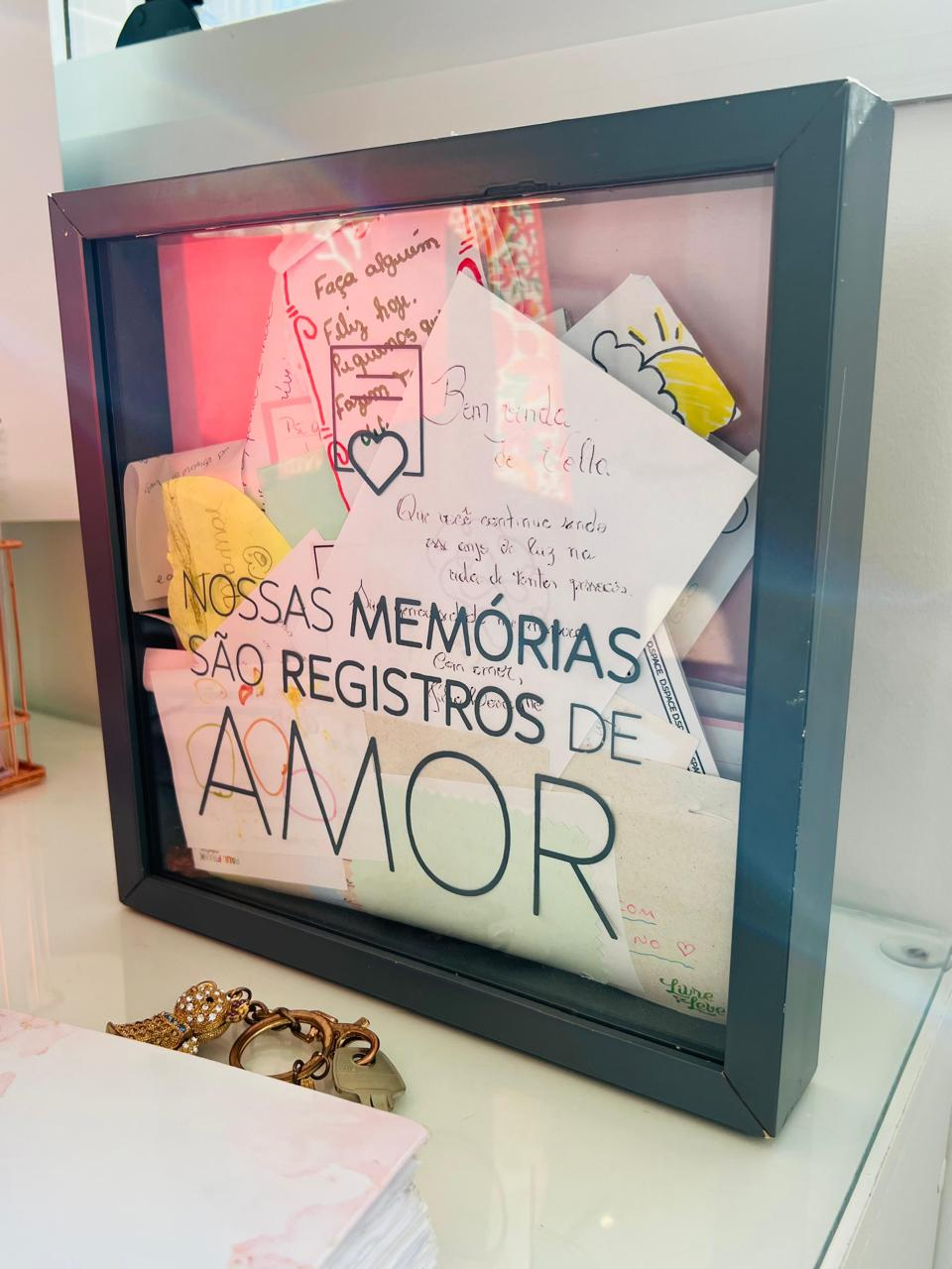 Caixa de memórias com cartas e mensagens de pacientes