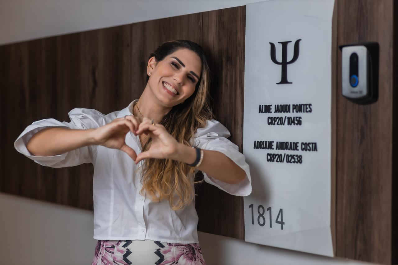 Dra. Aline Jaoudi Pontes na porta do consultório